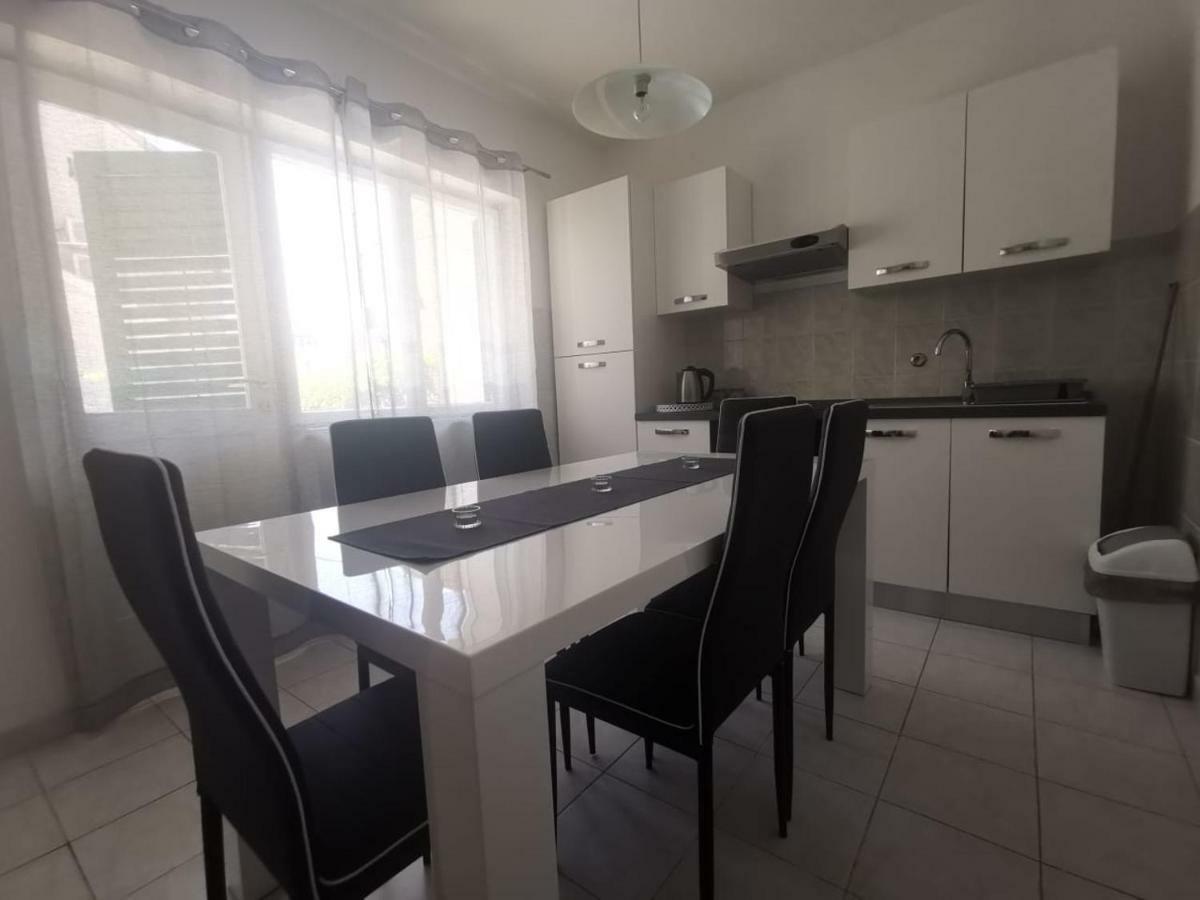 Mala Kuca Apartman Vodice Kültér fotó